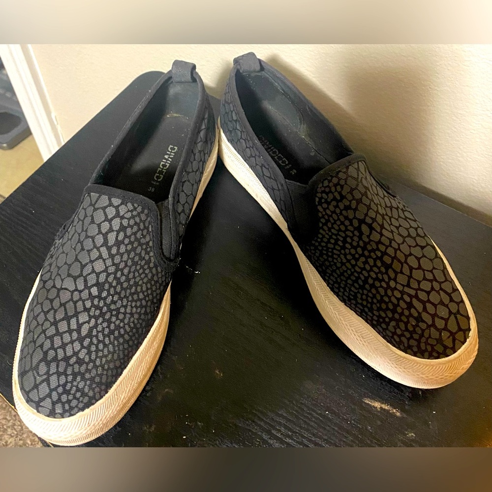 💰2/$10 sale - H&M Divided Black Snake Pattern loafers size 8